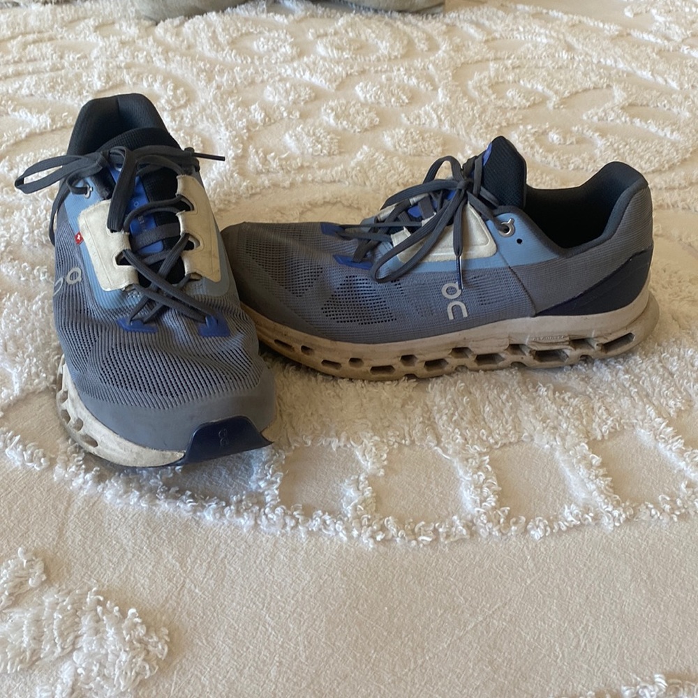 On Cloud Tennis Shoes. Men’s Cloud Stratus Size 10. Gem